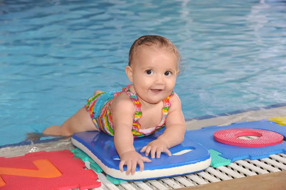 Βρέφος σε μάθημα Baby Swimming